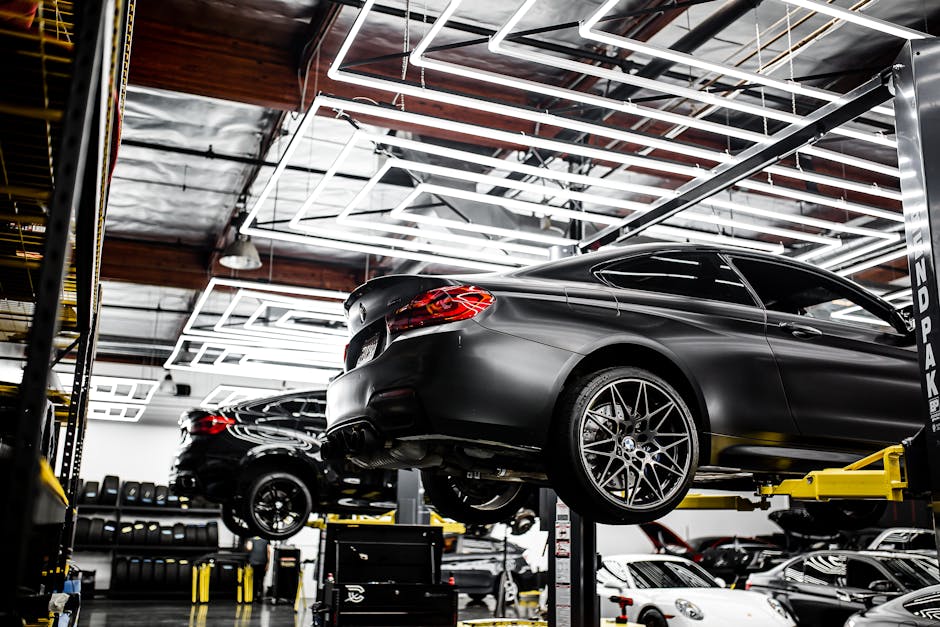 Echipă de logistică discutând planuri de transport